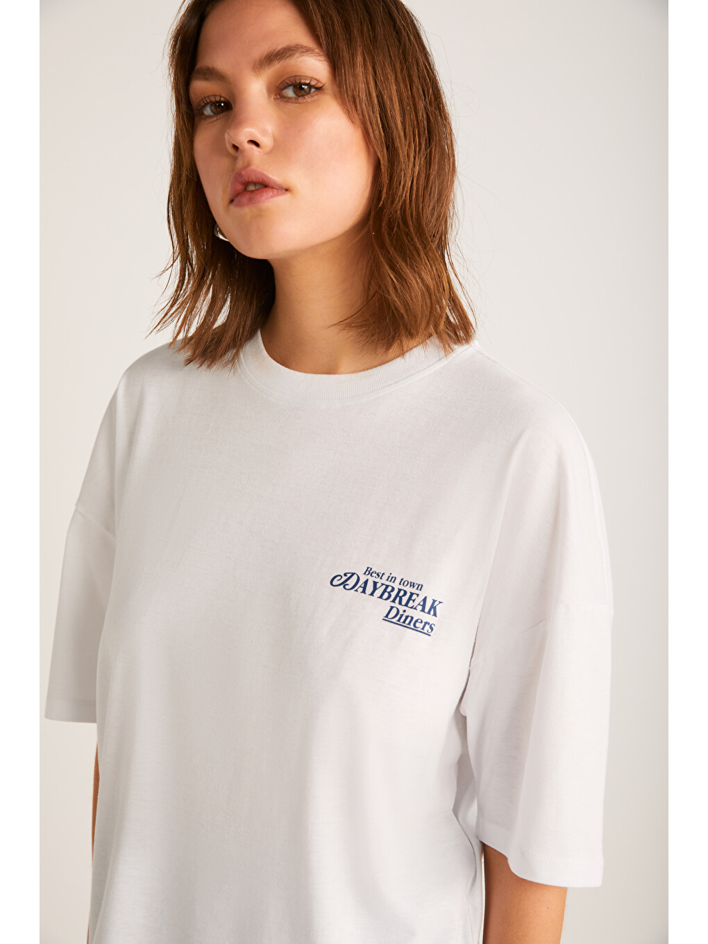 Fınola Kadın %100 Pamuk Oversize Ön Ve Arka Mavi Yazı Detaylı Kısa Kollu Beyaz T-shirt-3