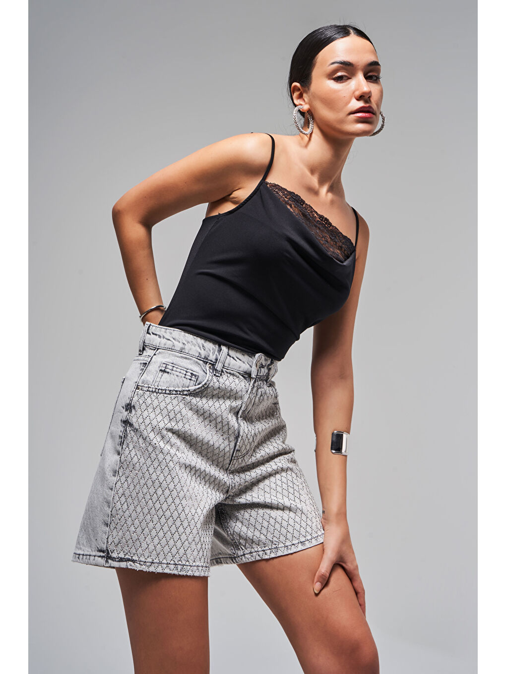It's Basic Kadın Gri Renk T 4S5 12 Parlak Taşlı Mom Fit Midi Boy Tasarım  100 Pamuk Denim Şort-1