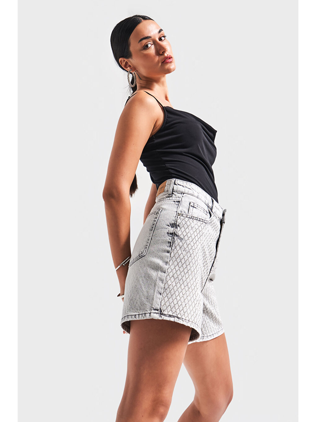Kadın Gri Renk T 4S5 12 Parlak Taşlı Mom Fit Midi Boy Tasarım  100 Pamuk Denim Şort-3