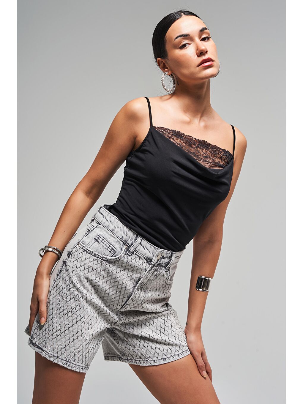 Kadın Gri Renk T 4S5 12 Parlak Taşlı Mom Fit Midi Boy Tasarım  100 Pamuk Denim Şort-4