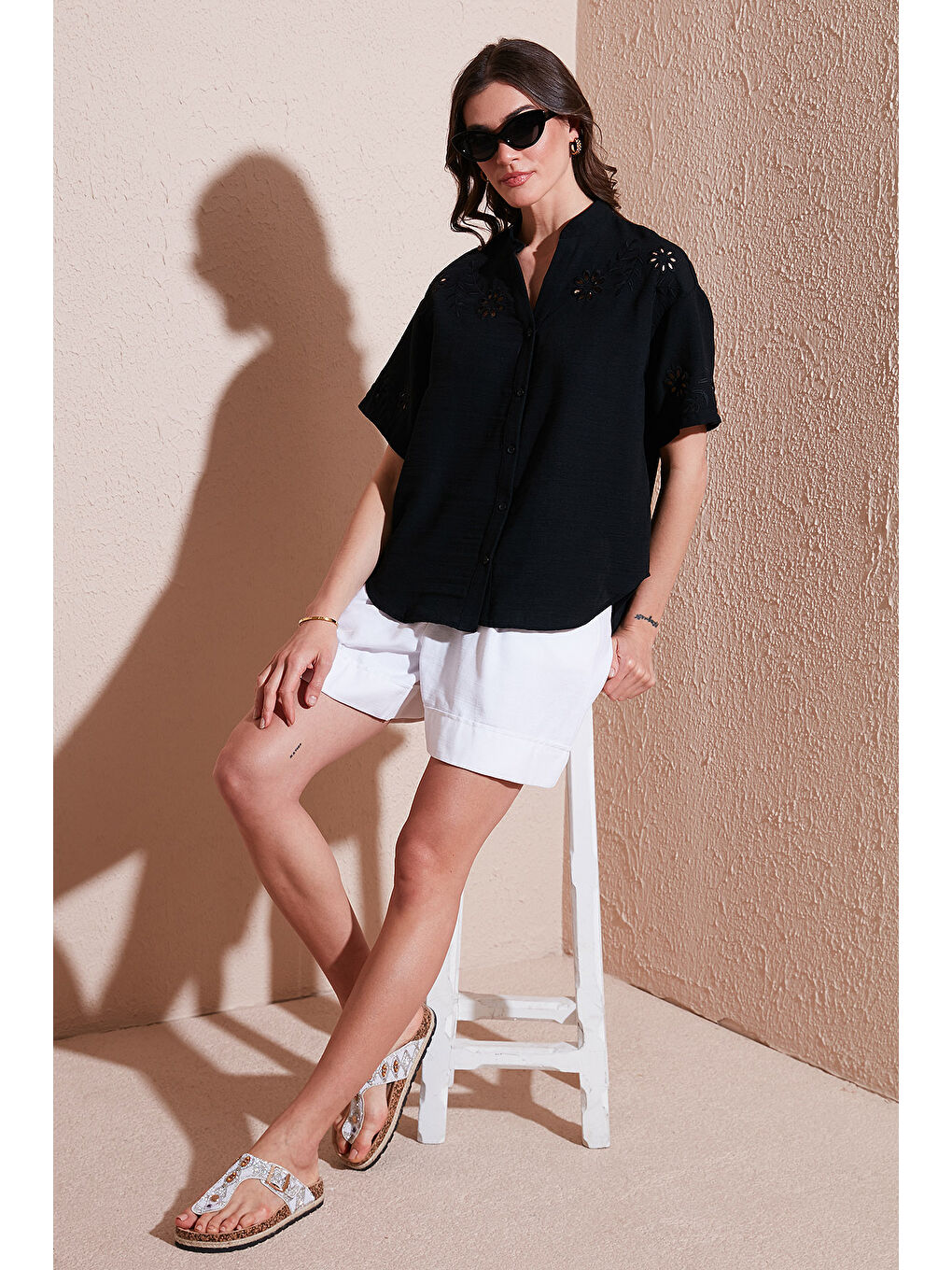 Siyah Standart Fit Hakim Yaka Fisto Nakışlı Kadın Gömlek 6113876-1