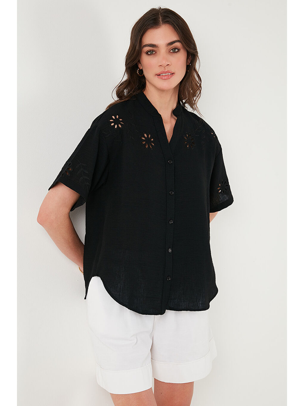 Siyah Standart Fit Hakim Yaka Fisto Nakışlı Kadın Gömlek 6113876-2