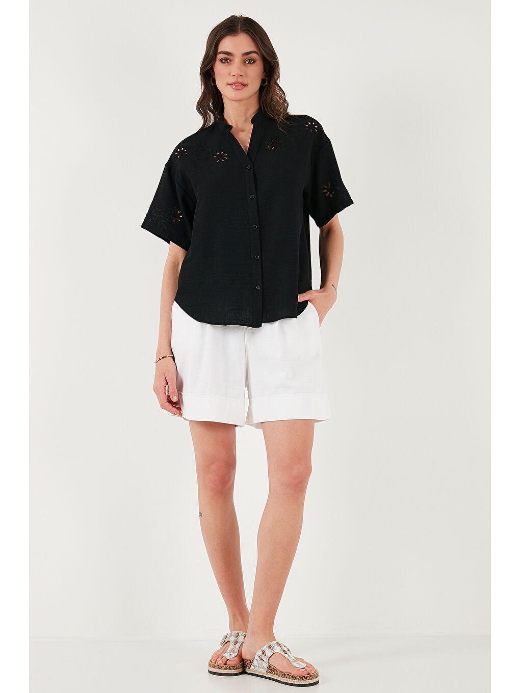 Siyah Standart Fit Hakim Yaka Fisto Nakışlı Kadın Gömlek 6113876-3