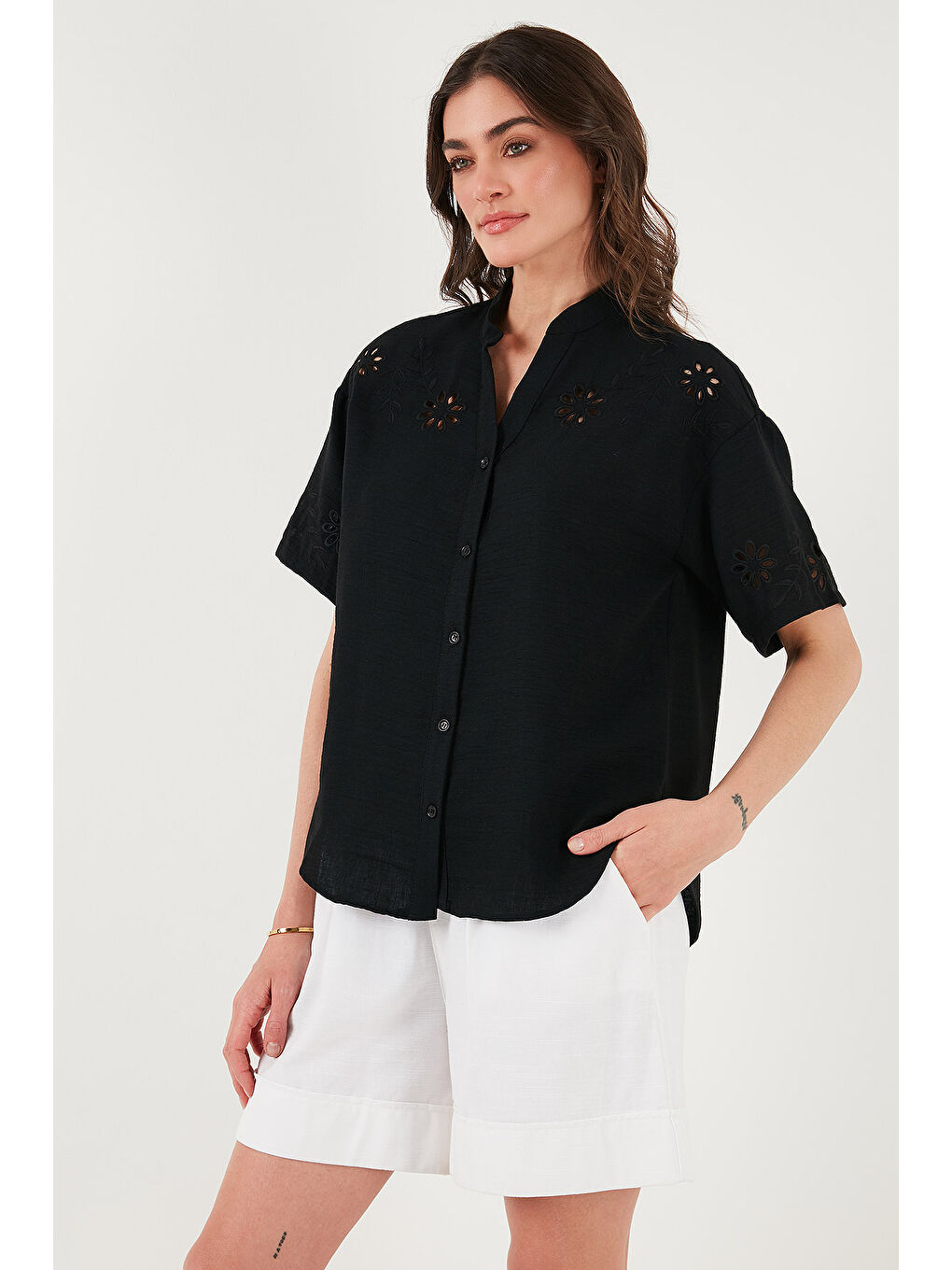 Siyah Standart Fit Hakim Yaka Fisto Nakışlı Kadın Gömlek 6113876-4