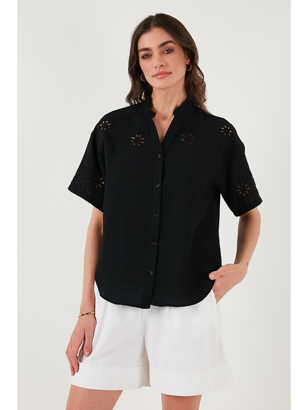 Siyah Standart Fit Hakim Yaka Fisto Nakışlı Kadın Gömlek 6113876-5