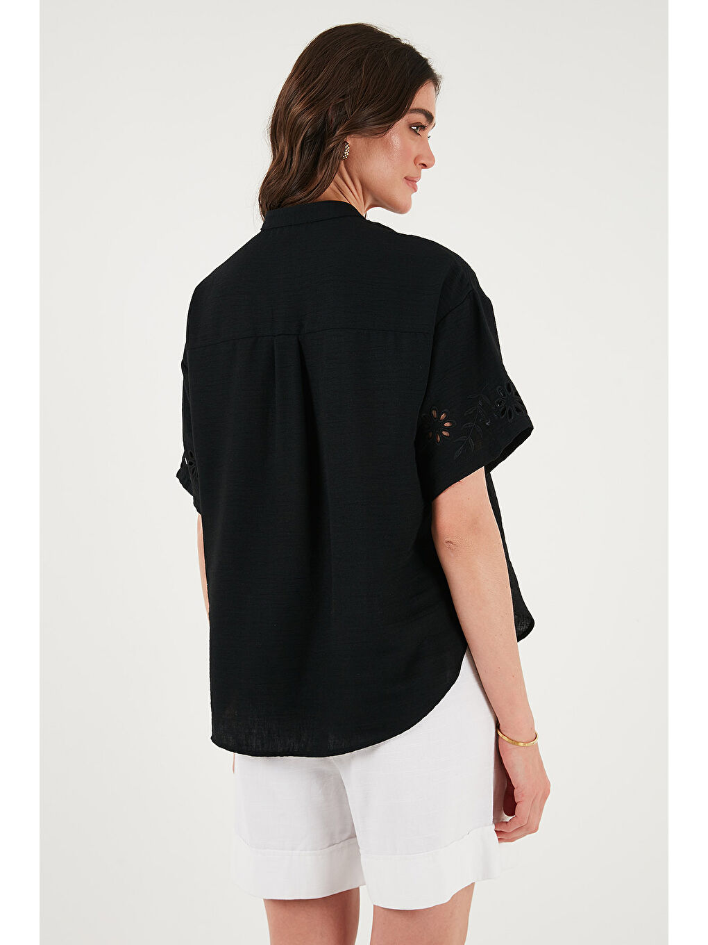 Siyah Standart Fit Hakim Yaka Fisto Nakışlı Kadın Gömlek 6113876-6