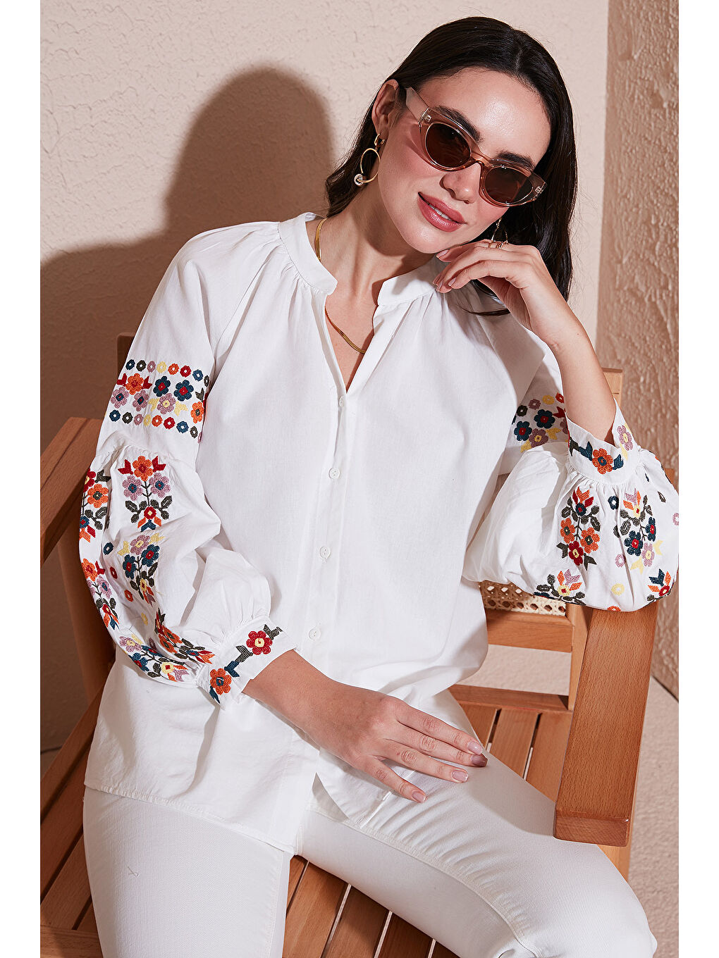 Ekru Nakış İşlemeli Pamuklu Oversize Fit V Yaka Gömlek 676253