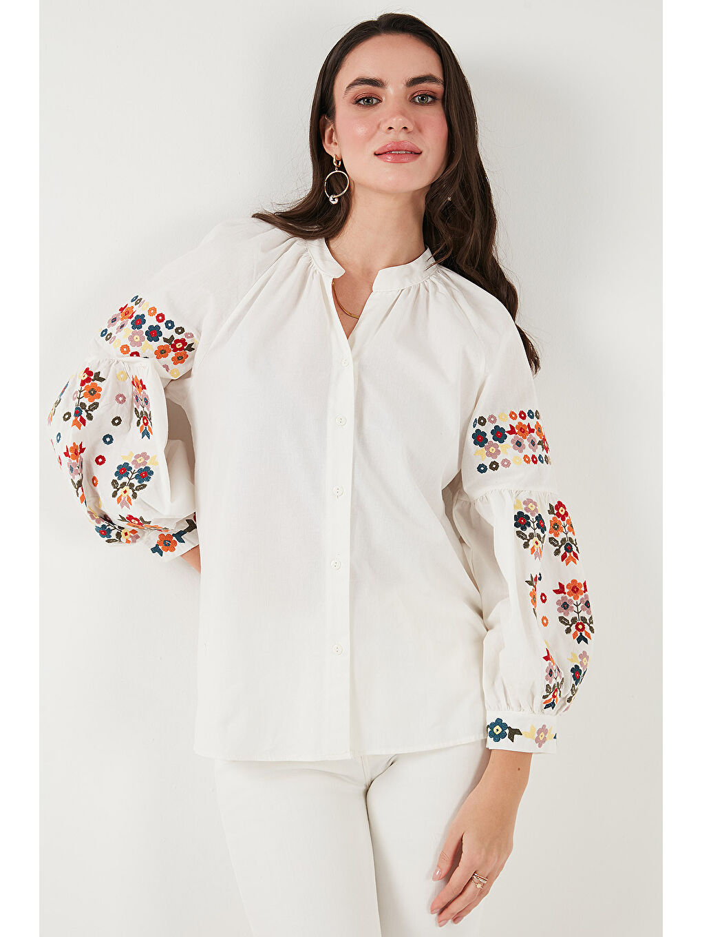 Ekru Nakış İşlemeli Pamuklu Oversize Fit V Yaka Gömlek 676253-3