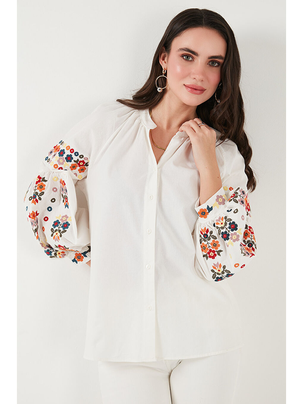 Ekru Nakış İşlemeli Pamuklu Oversize Fit V Yaka Gömlek 676253-4