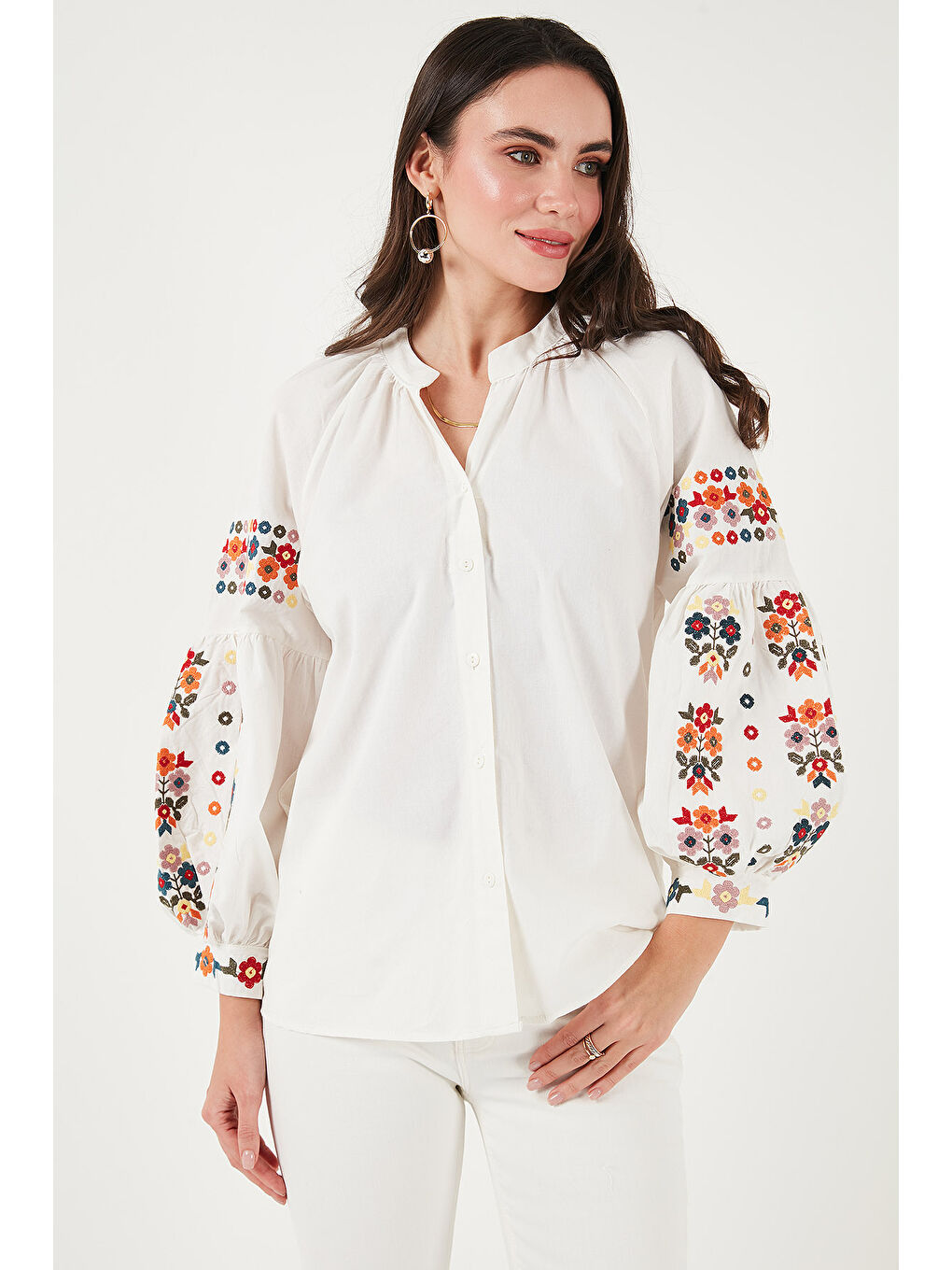 Ekru Nakış İşlemeli Pamuklu Oversize Fit V Yaka Gömlek 676253-5