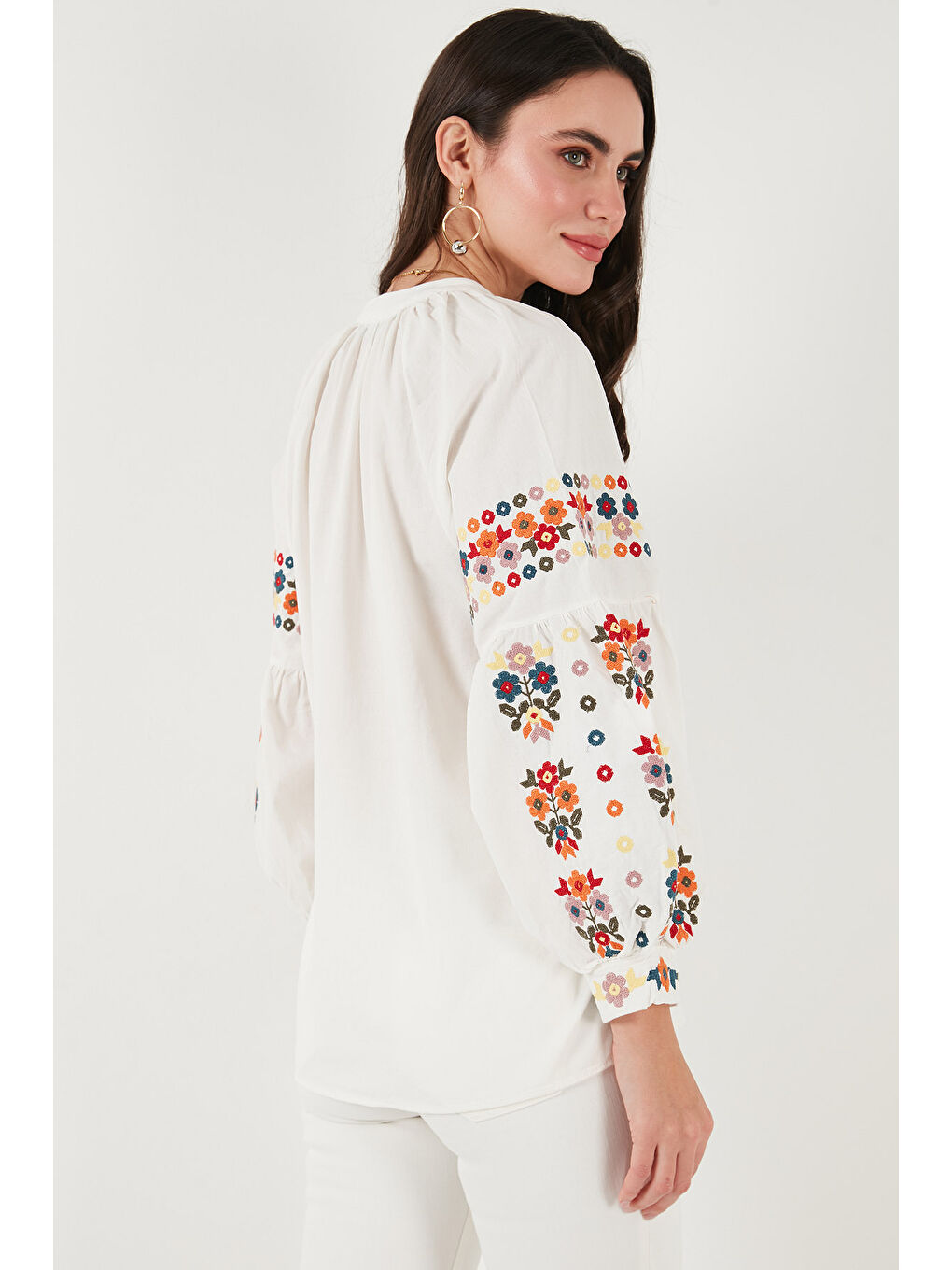 Ekru Nakış İşlemeli Pamuklu Oversize Fit V Yaka Gömlek 676253-6