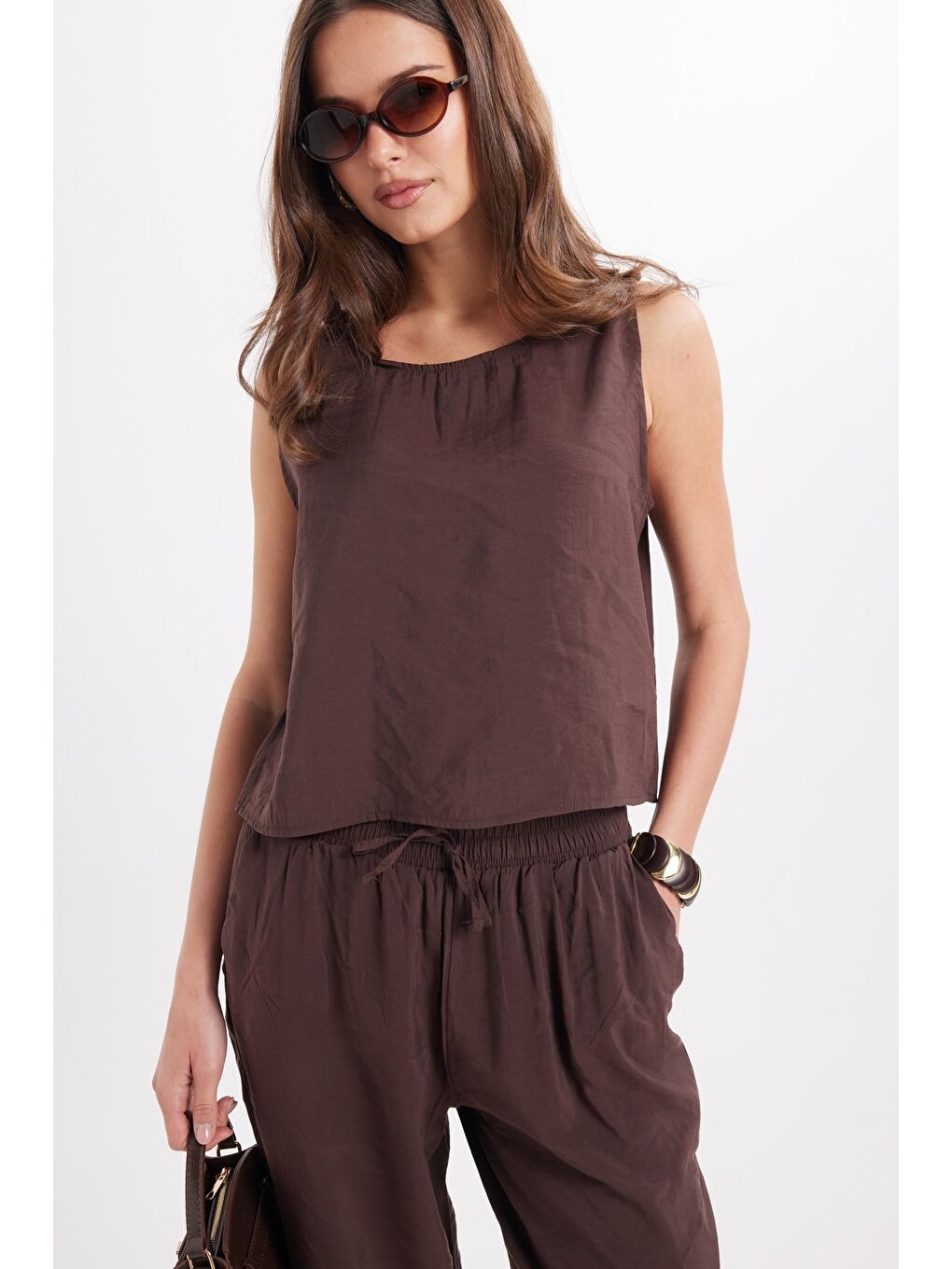 Kadın Standart Fit Normal Kesim Elastanlı Bisiklet Yaka Bluz Geniş Paça Kahverengi Pantolon Takım-5