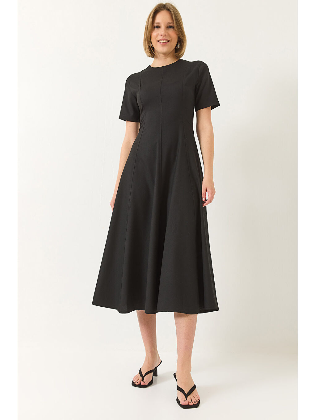 Siyah Kadın Godeli Kısa Kollu Midi Boy Gizli Fermuarlı Yazlık Elbise