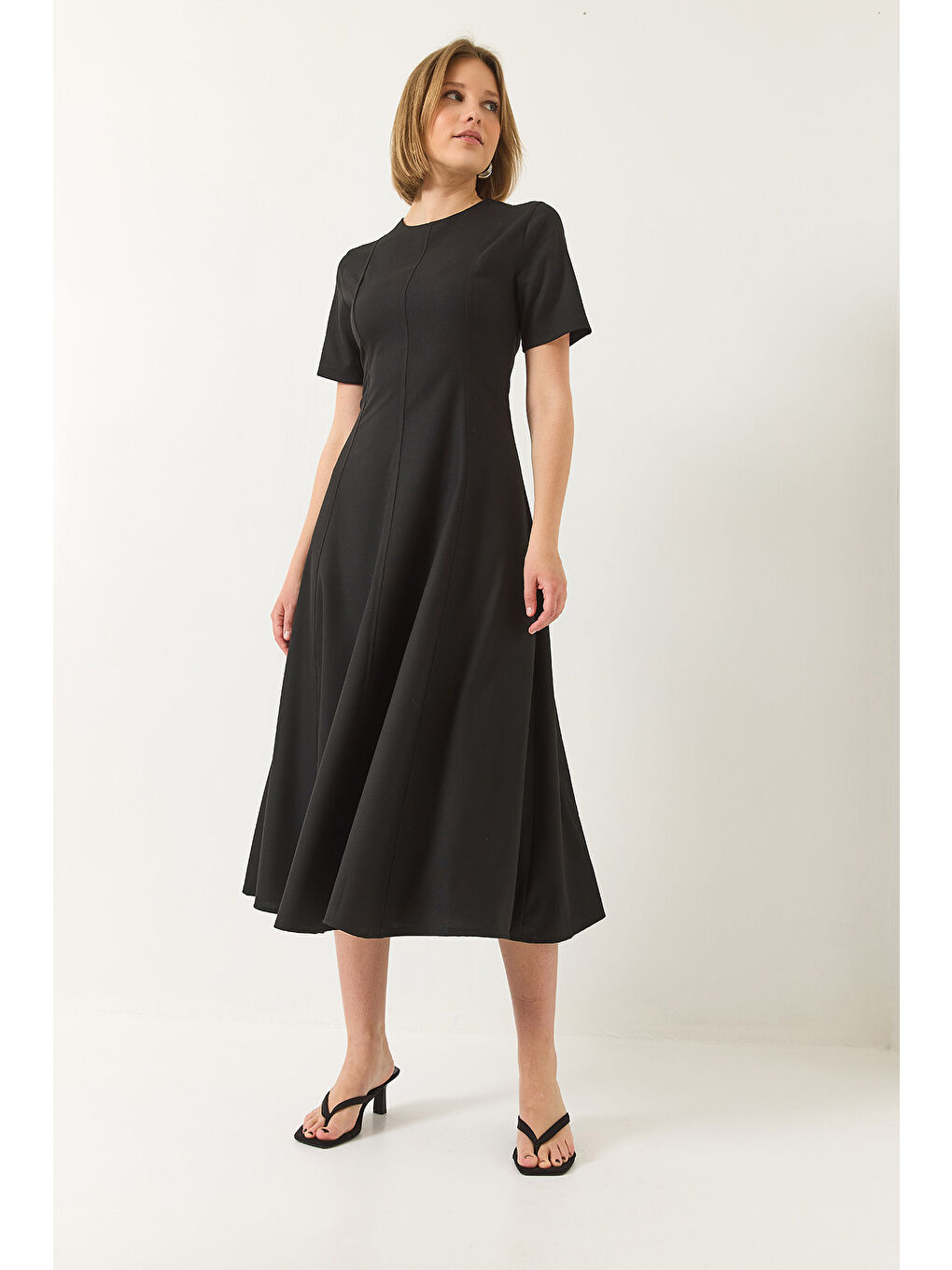 Siyah Kadın Godeli Kısa Kollu Midi Boy Gizli Fermuarlı Yazlık Elbise-1