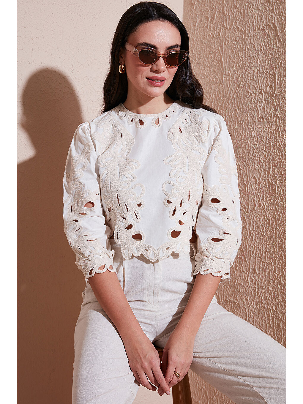 Ekru Ajurlu Ve Nakış İşlemeli Pamuklu Slim Fit Bisiklet Yaka Crop Bluz 676215-1
