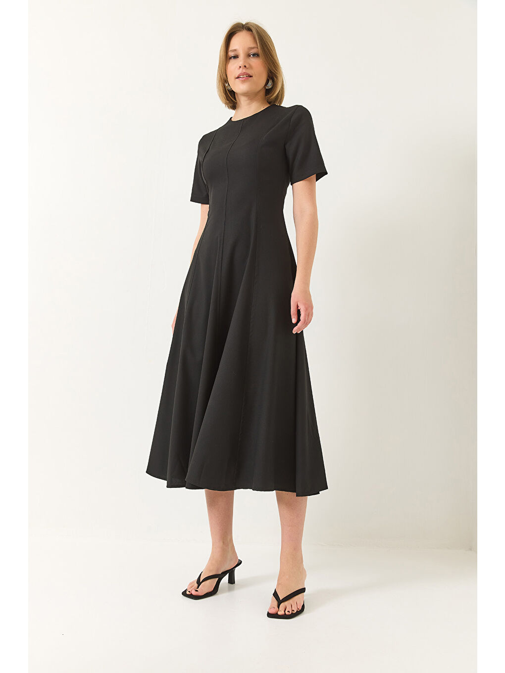 Siyah Kadın Godeli Kısa Kollu Midi Boy Gizli Fermuarlı Yazlık Elbise-3