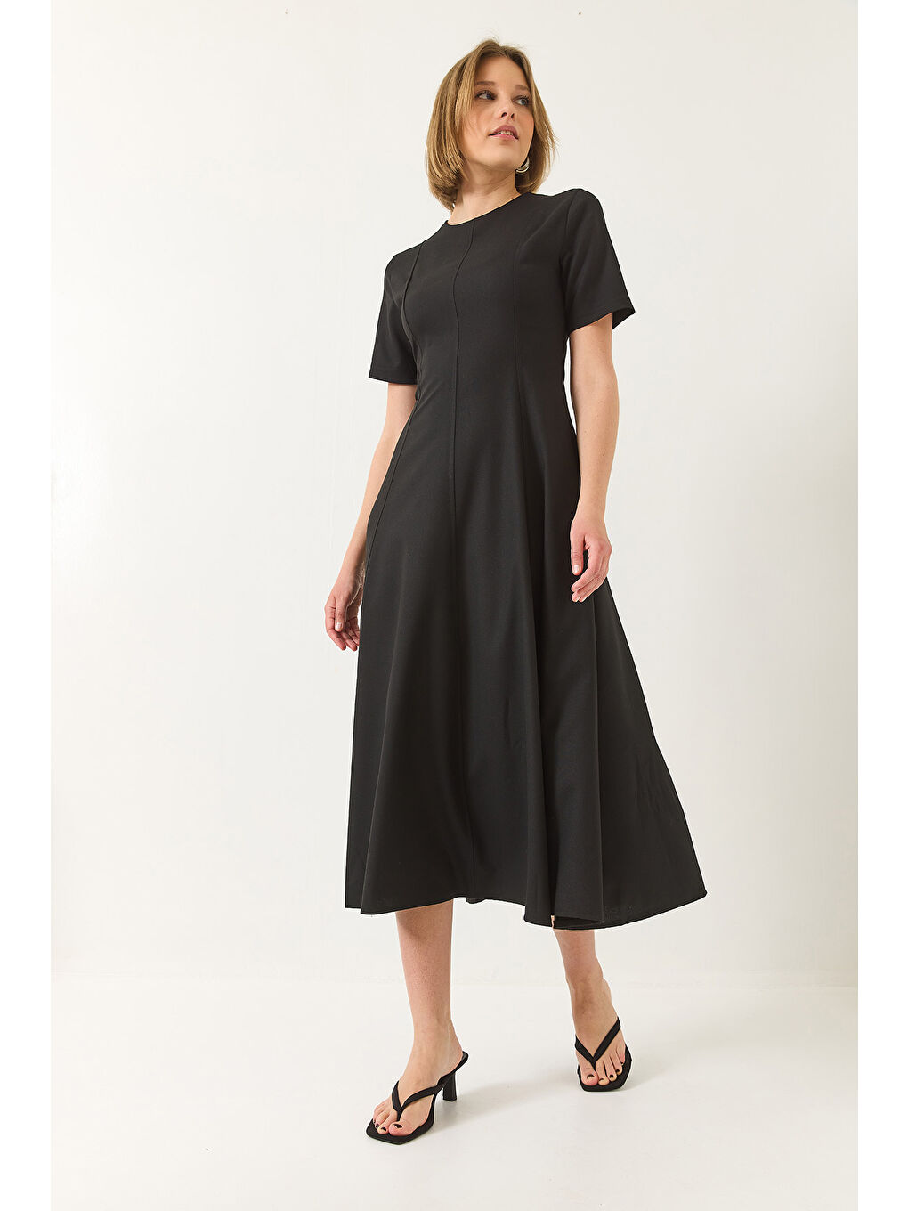 Siyah Kadın Godeli Kısa Kollu Midi Boy Gizli Fermuarlı Yazlık Elbise-4