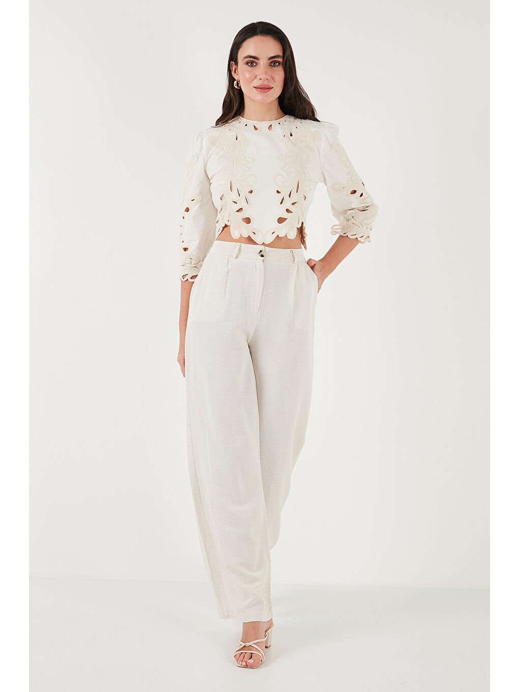 Ekru Ajurlu Ve Nakış İşlemeli Pamuklu Slim Fit Bisiklet Yaka Crop Bluz 676215-2