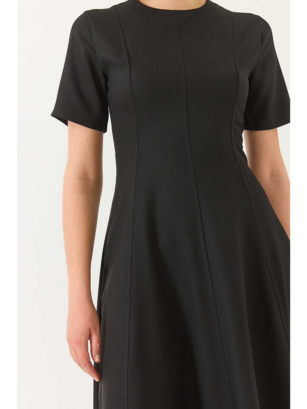 Siyah Kadın Godeli Kısa Kollu Midi Boy Gizli Fermuarlı Yazlık Elbise-5