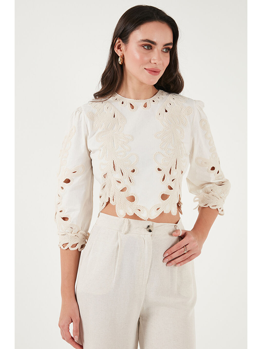 Ekru Ajurlu Ve Nakış İşlemeli Pamuklu Slim Fit Bisiklet Yaka Crop Bluz 676215-4