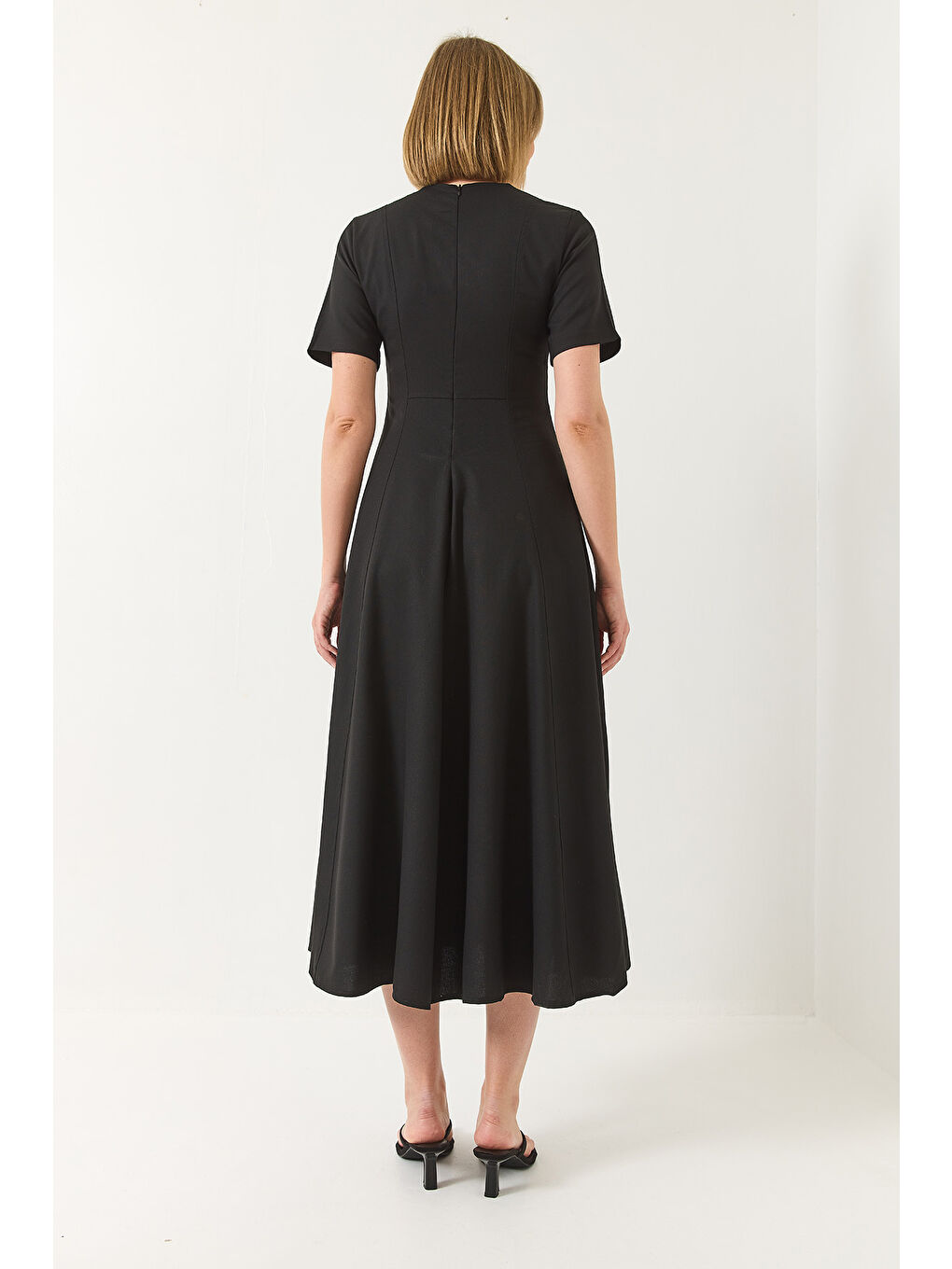 Siyah Kadın Godeli Kısa Kollu Midi Boy Gizli Fermuarlı Yazlık Elbise-6