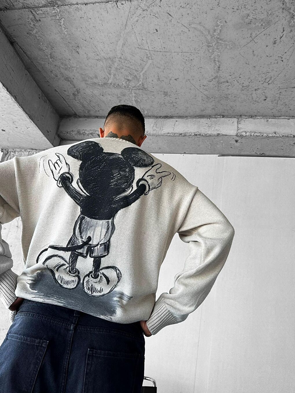 Erkek Oversize Mickey Mouse Kabartma Baskılı Kazak Bej