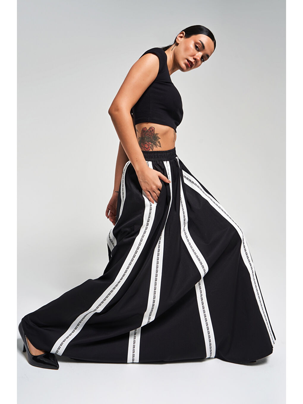 Kadın Siyah Renk Süper Uzun Şerit Detaylı Özel Tasarım Etek-1