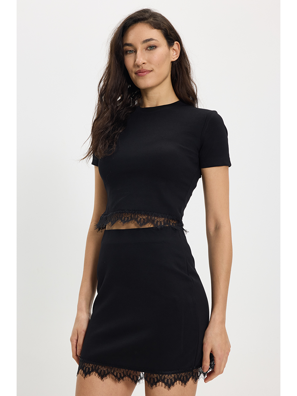Kadın Slim Fit Dar Kesim Pamuklu Bisiklet Yaka Dantel Detaylı Siyah Etek Tişört Takım