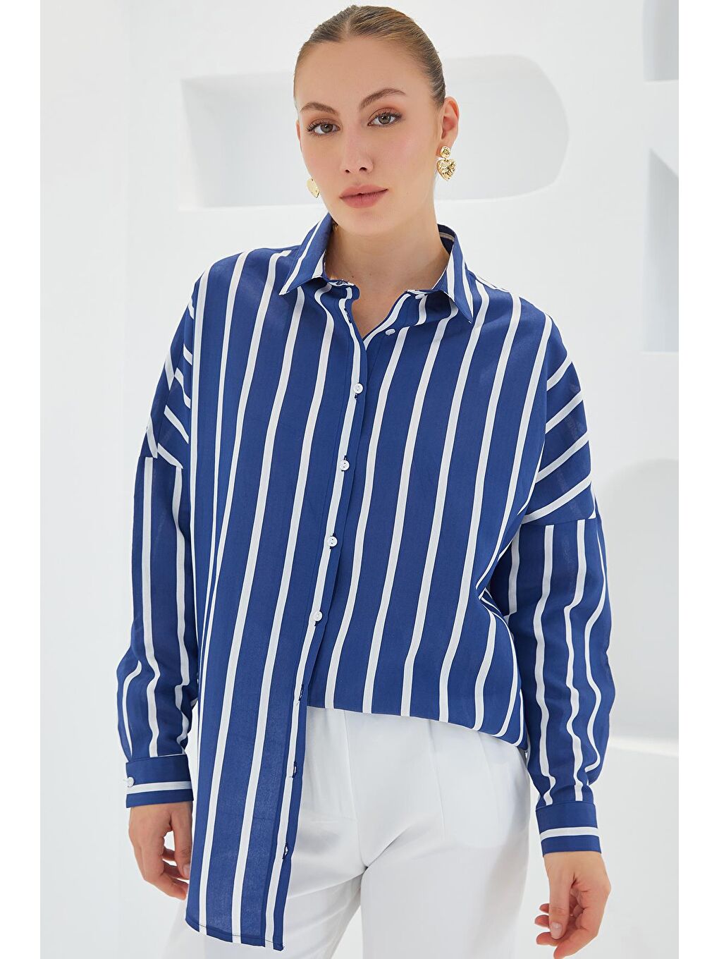 Kadın Lacivert Beyaz Çizgili Oversize Basic Gömlek 20254-2