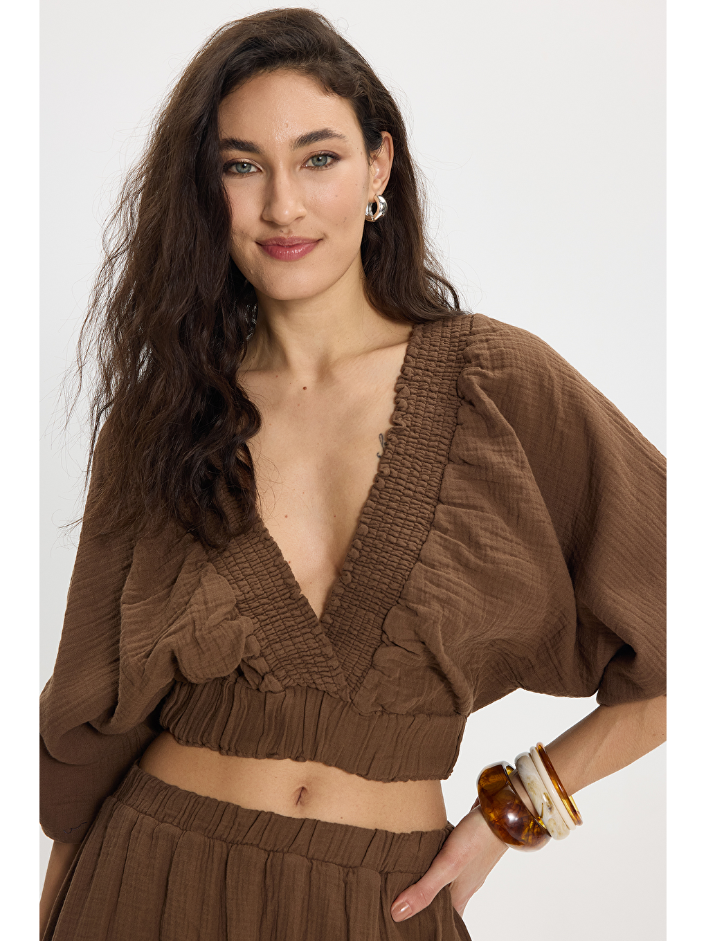 Kadın Oversize Geniş Kesim %100 Pamuk Kruvaze Yaka Crop Fırfırlı Kahverengi Şort Etek Takım-2