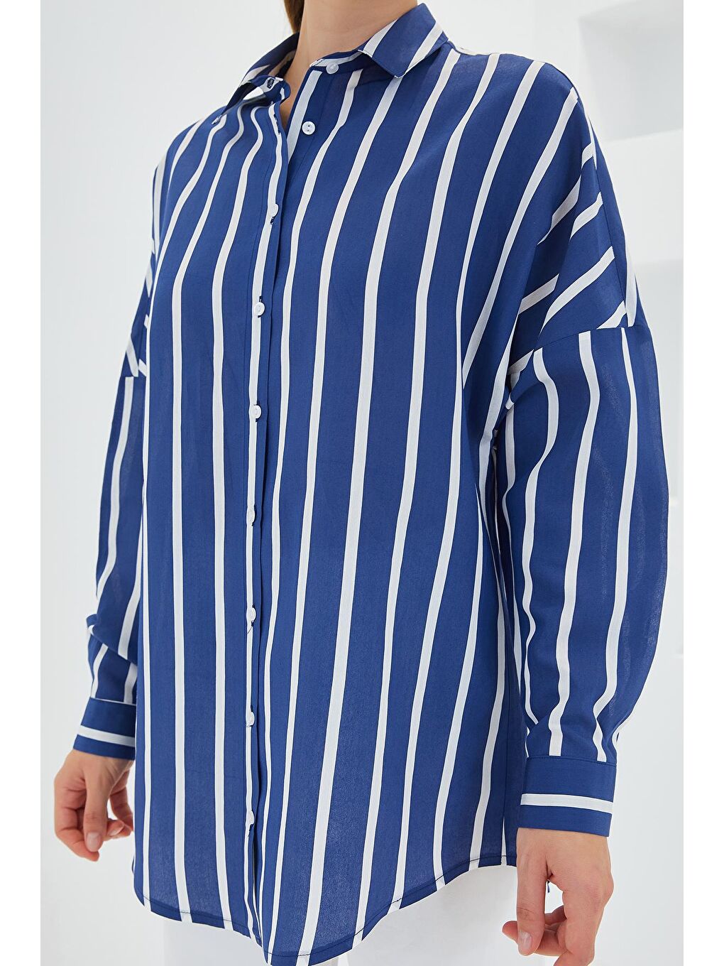Kadın Lacivert Beyaz Çizgili Oversize Basic Gömlek 20254-3
