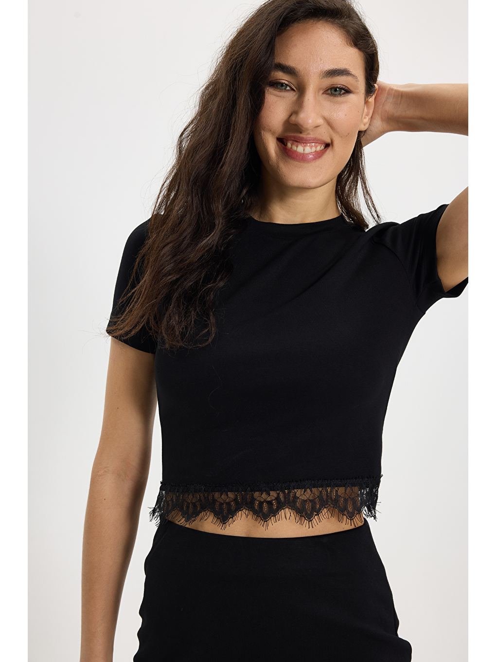 Kadın Slim Fit Dar Kesim Pamuklu Bisiklet Yaka Dantel Detaylı Siyah Etek Tişört Takım-2