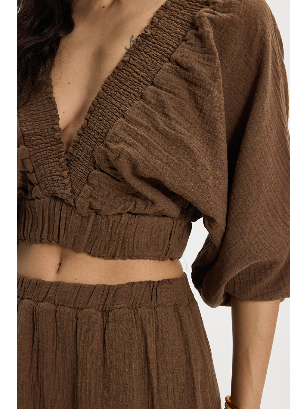 Kadın Oversize Geniş Kesim %100 Pamuk Kruvaze Yaka Crop Fırfırlı Kahverengi Şort Etek Takım-5