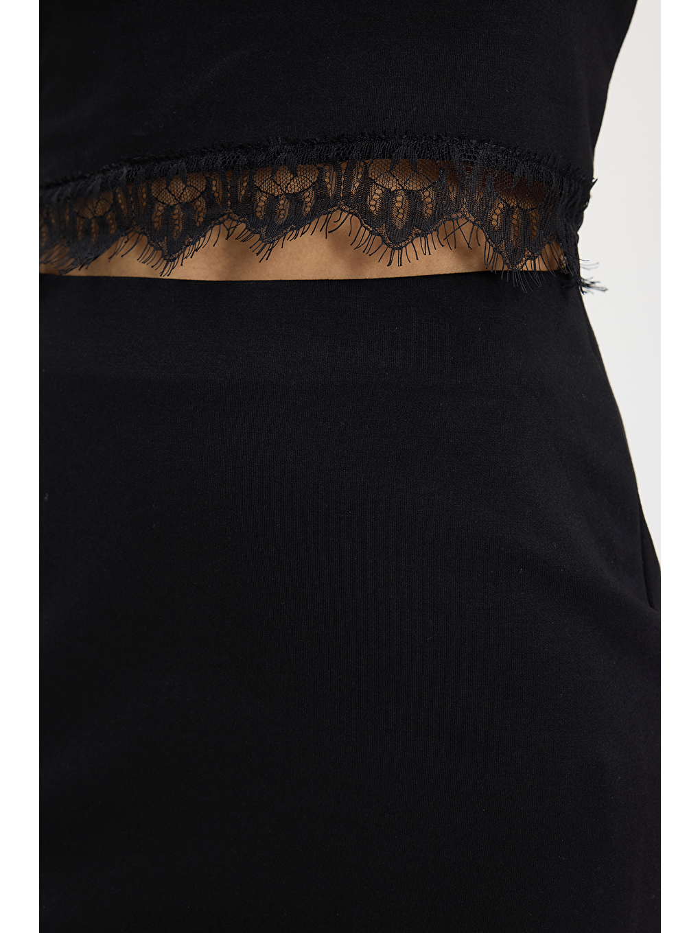 Kadın Slim Fit Dar Kesim Pamuklu Bisiklet Yaka Dantel Detaylı Siyah Etek Tişört Takım-3