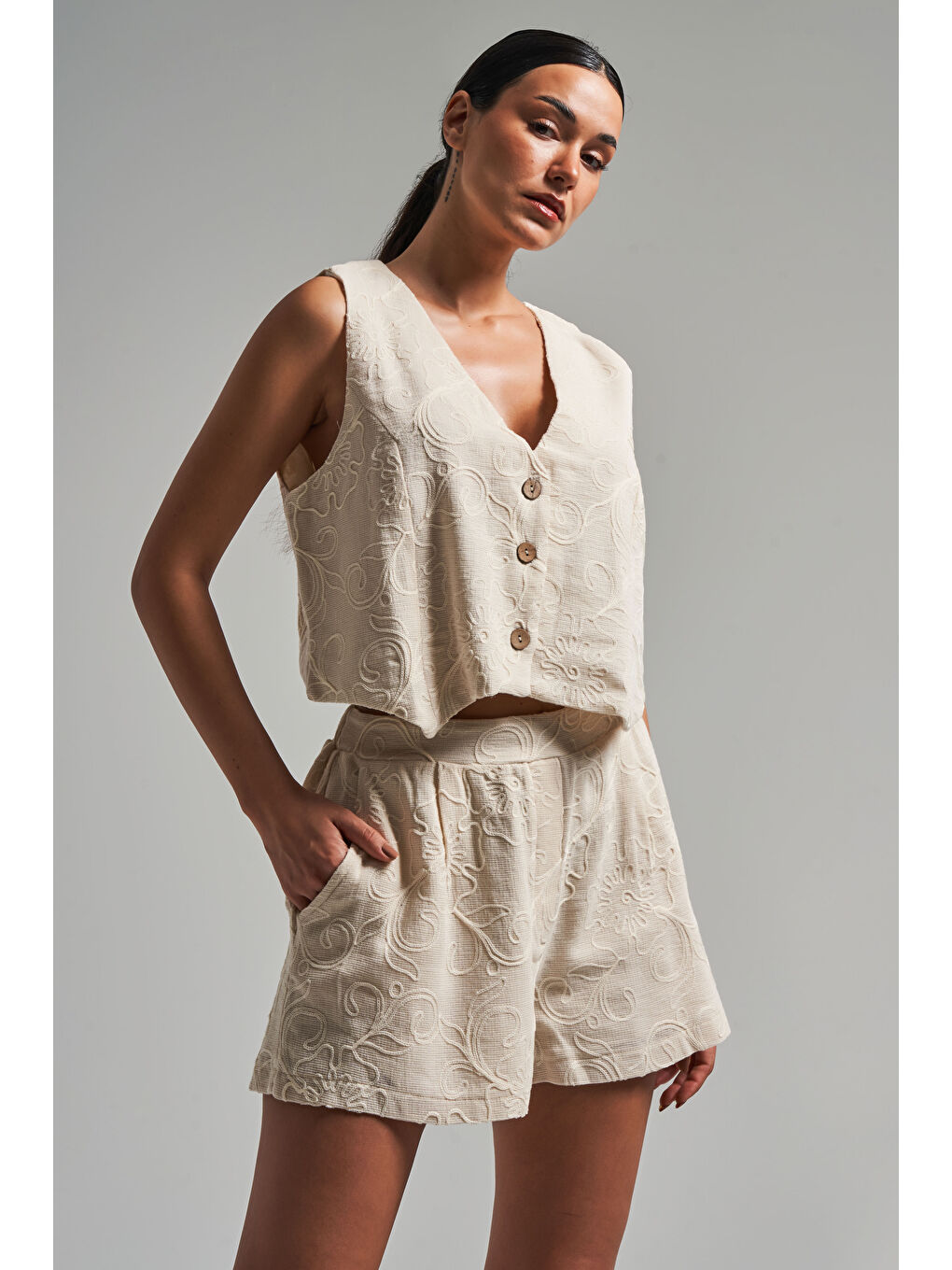 Kadın Bej Renk Nakış Detaylı Yelek Şort Kombin Birlikte Tasarım Alt Üst Takım