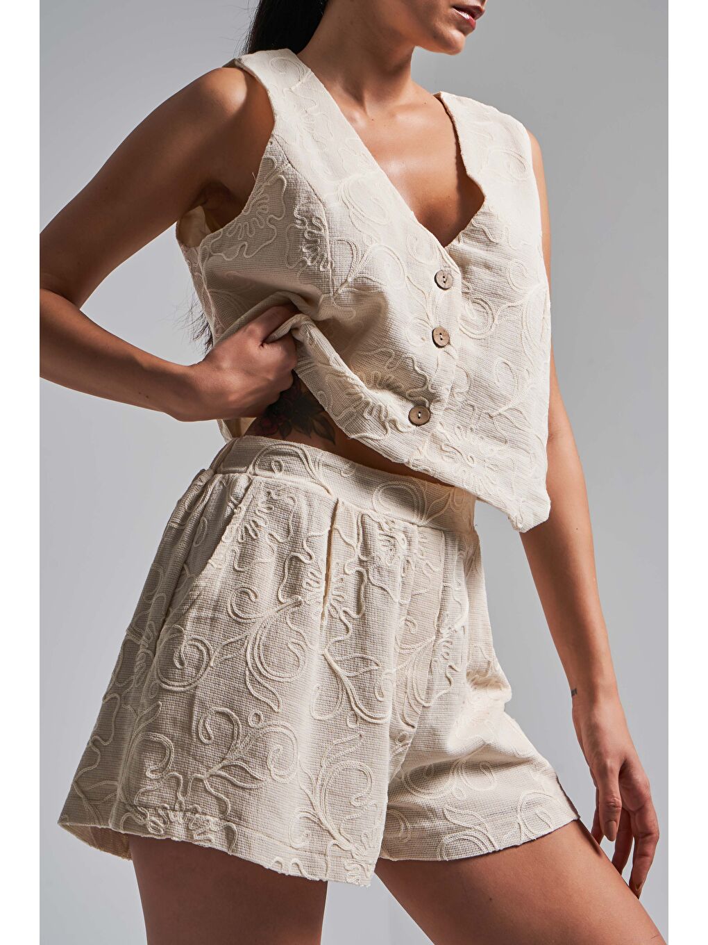 Kadın Bej Renk Nakış Detaylı Yelek Şort Kombin Birlikte Tasarım Alt Üst Takım-1