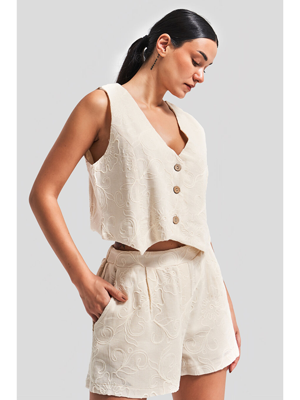 Kadın Bej Renk Nakış Detaylı Yelek Şort Kombin Birlikte Tasarım Alt Üst Takım-2
