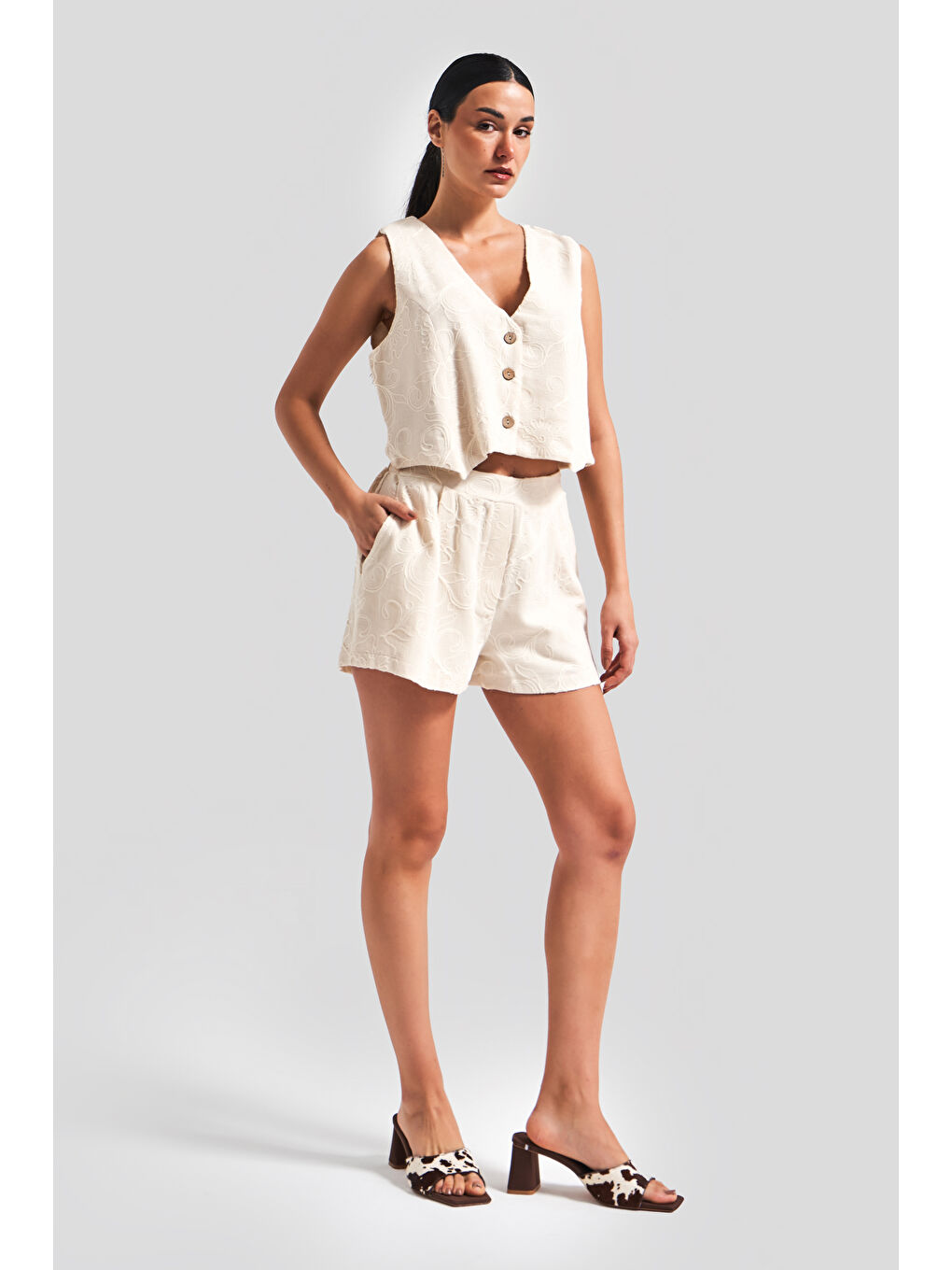 Kadın Bej Renk Nakış Detaylı Yelek Şort Kombin Birlikte Tasarım Alt Üst Takım-3