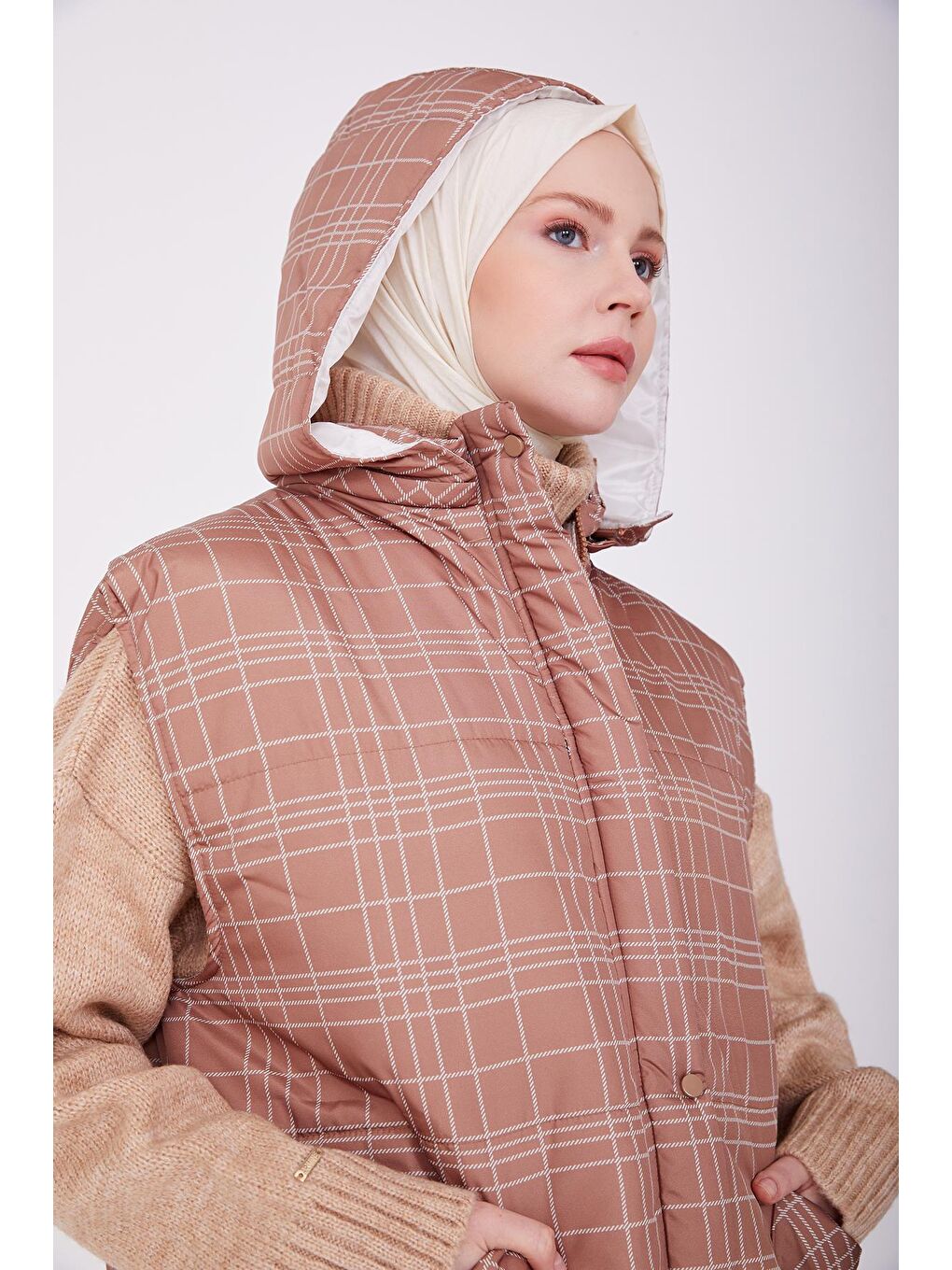 Kahverengi Baskılı Ve Kapitoneli Yelek 22K4001 Toprak