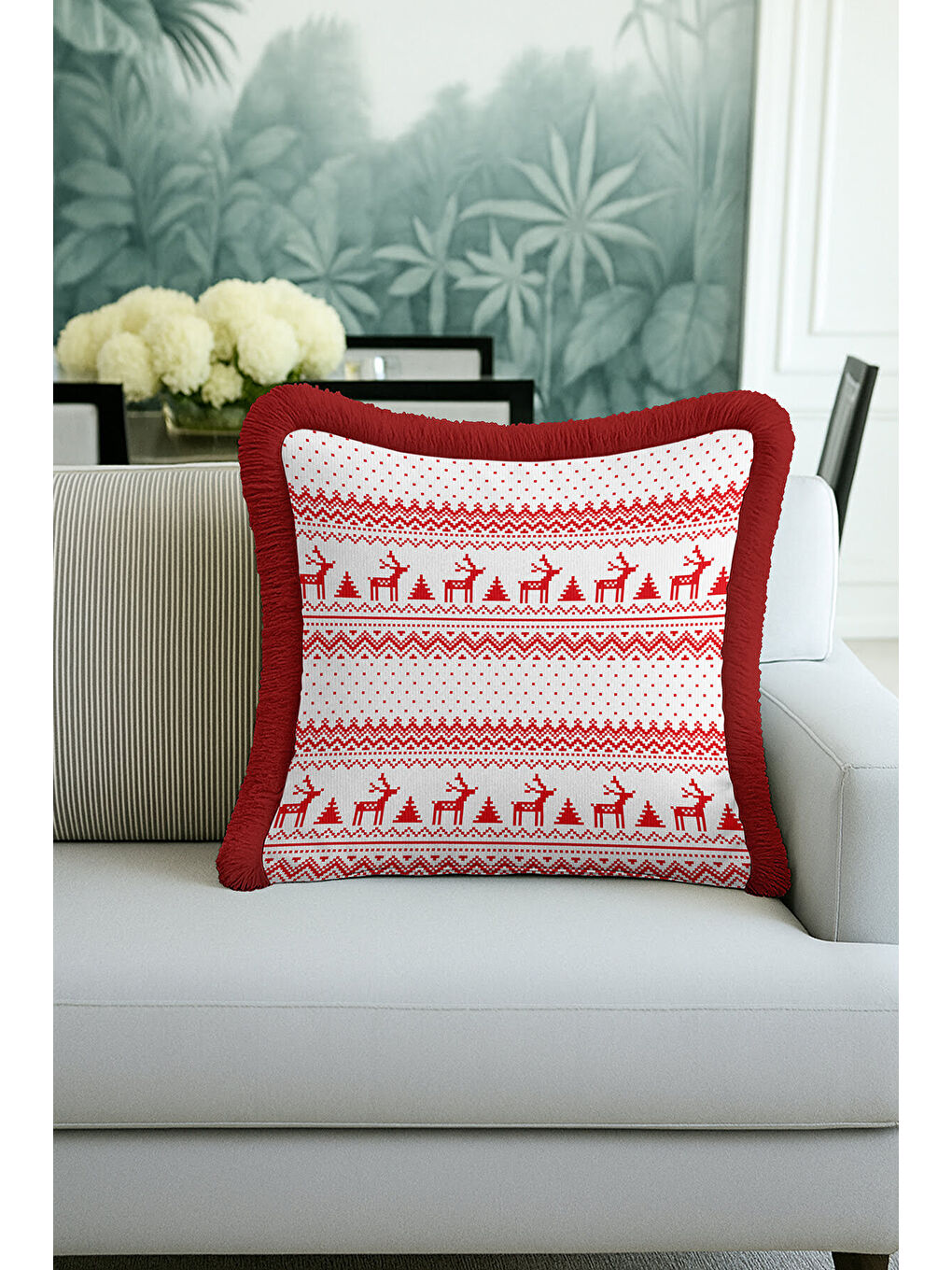 Karışık Yeni Yıl Motifli Saçaklı Yastık Kılıfı - Geyikli Kış Rustik Kırmızı Beyaz Püsküllü Kırlent Kılıfı