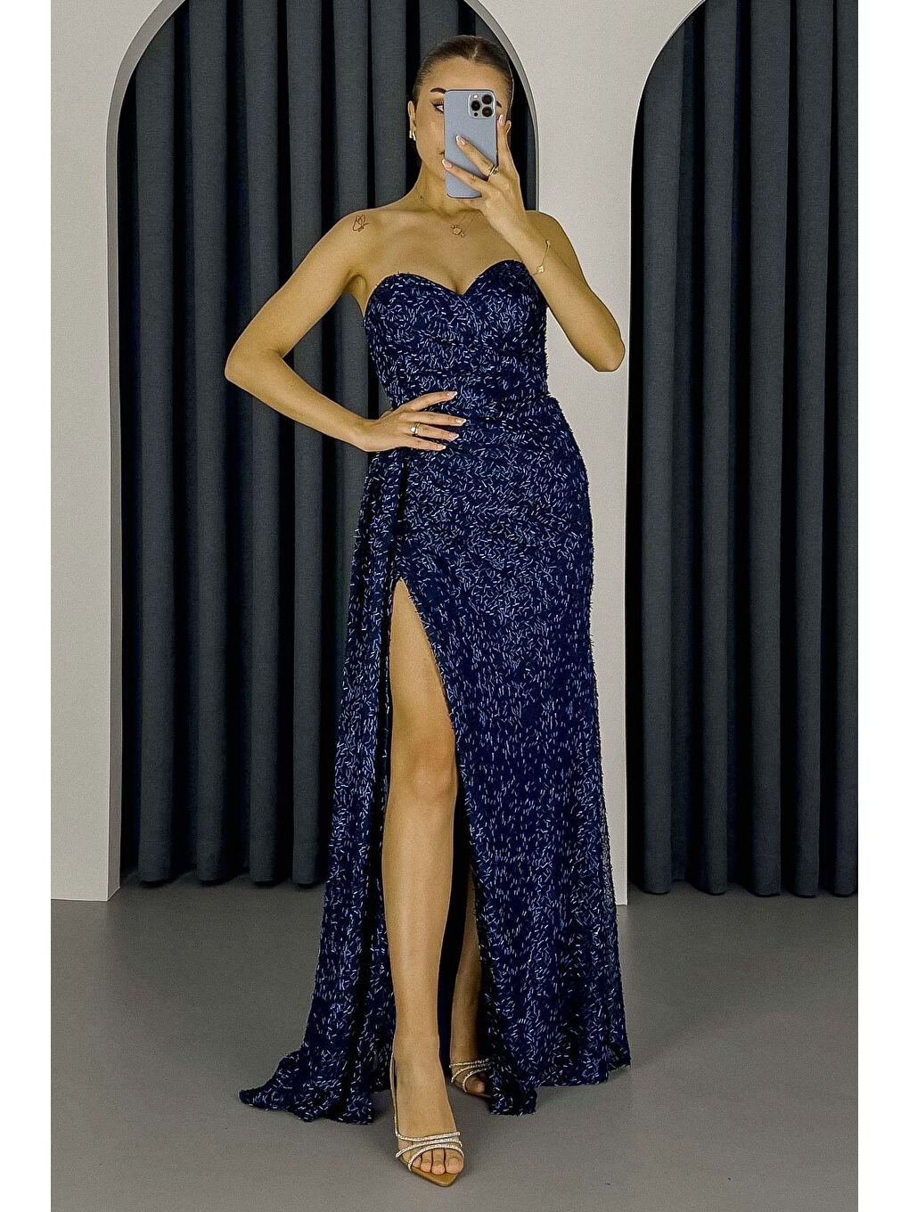 Kadın Lacivert Straplez Boncuk İşlemeli Yırtmaçlı Abiye