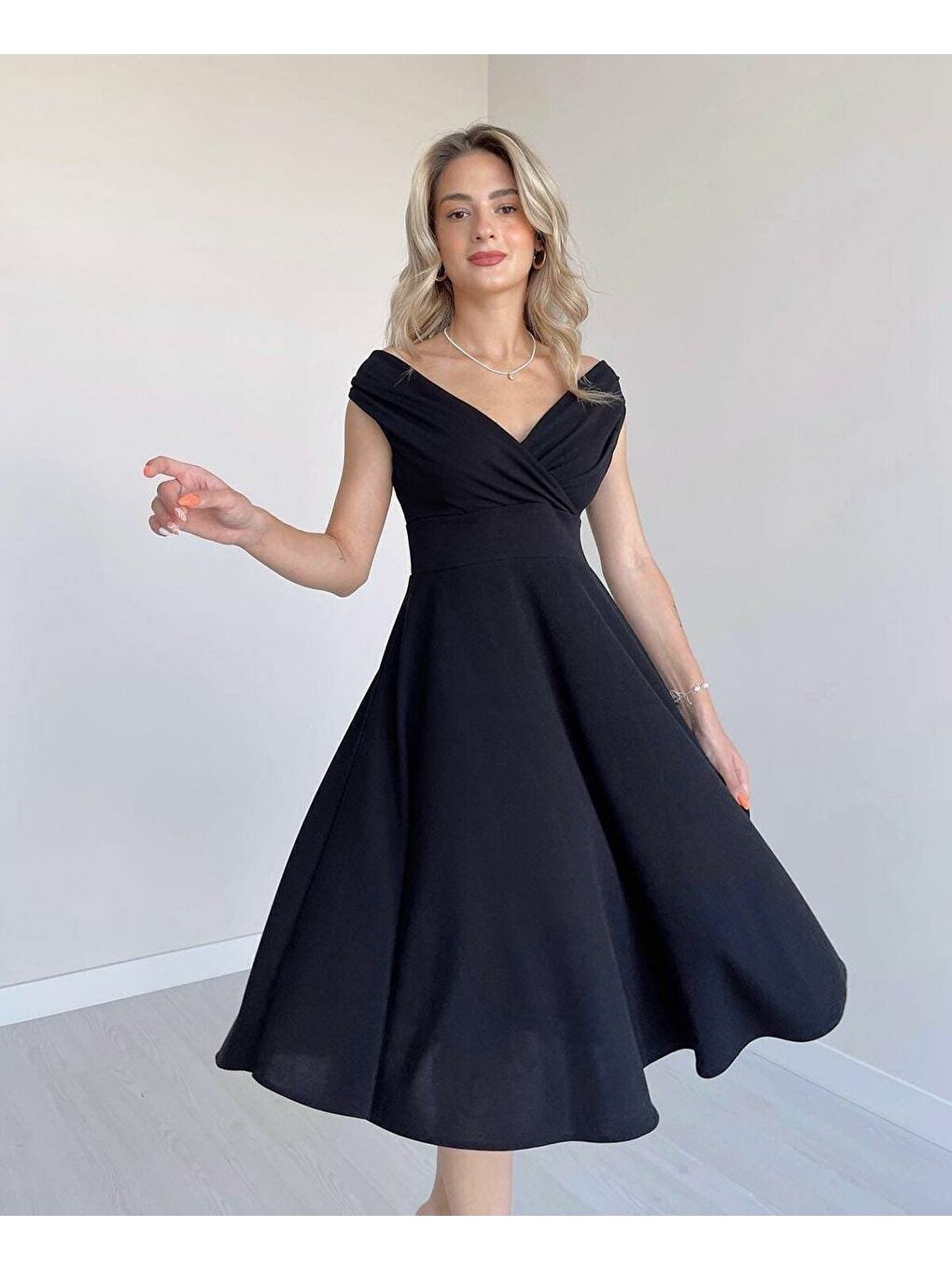 Siyah Kadın Kısa Kollu Kruvaze Yaka Eteği Volanlı Krep Elbise