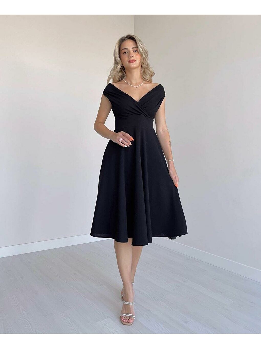 Siyah Kadın Kısa Kollu Kruvaze Yaka Eteği Volanlı Krep Elbise-1