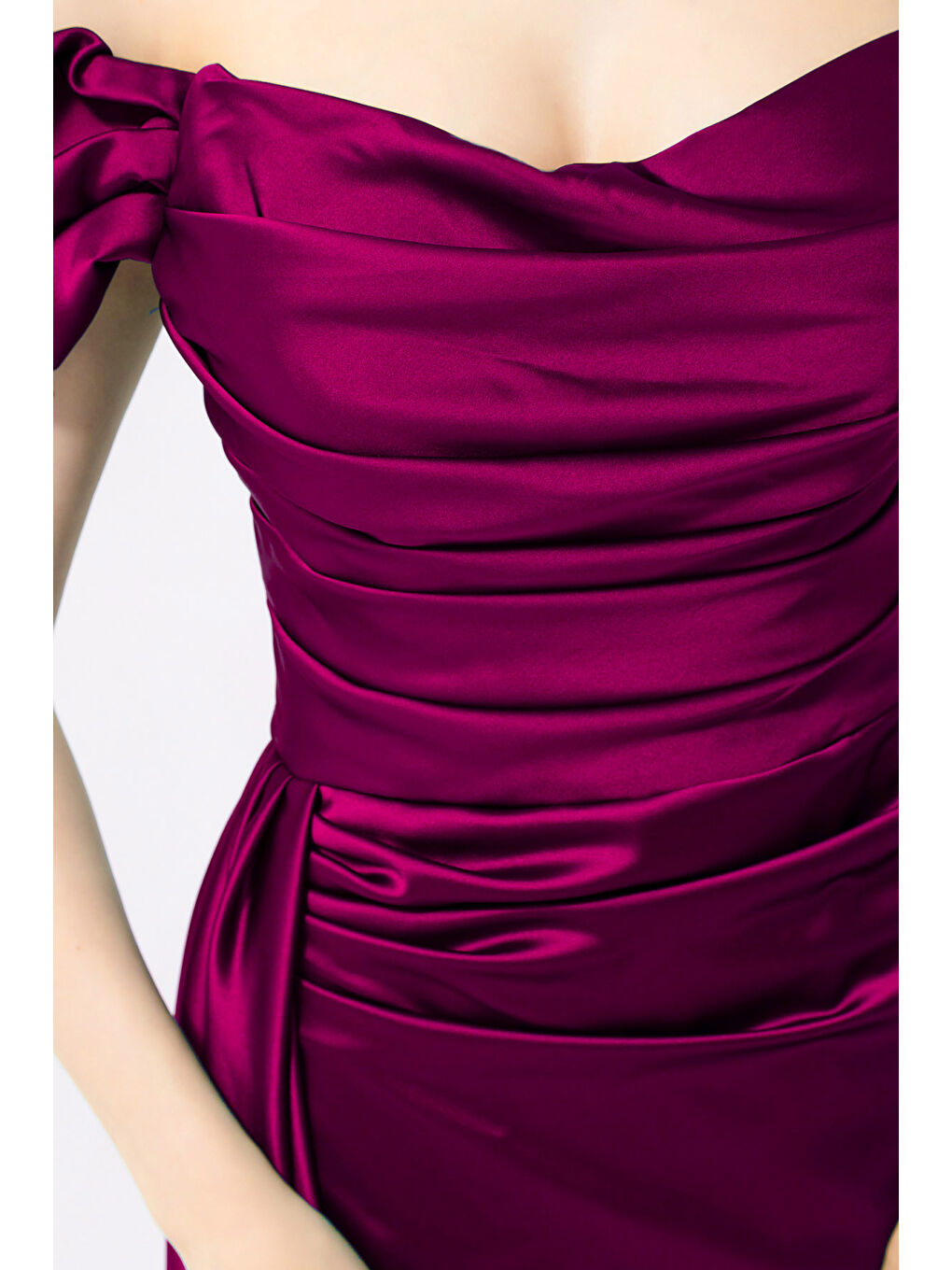 Kadın Mürdüm Kayık Yaka Kuyruklu Uzun Saten Abiye & Mezuniyet Elbisesi-1