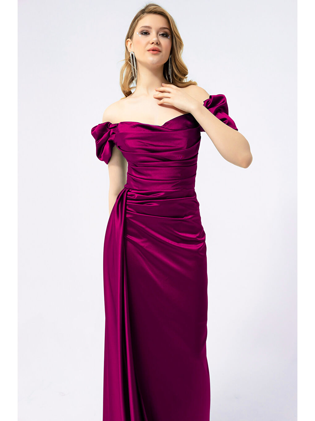 Kadın Mürdüm Kayık Yaka Kuyruklu Uzun Saten Abiye & Mezuniyet Elbisesi-3