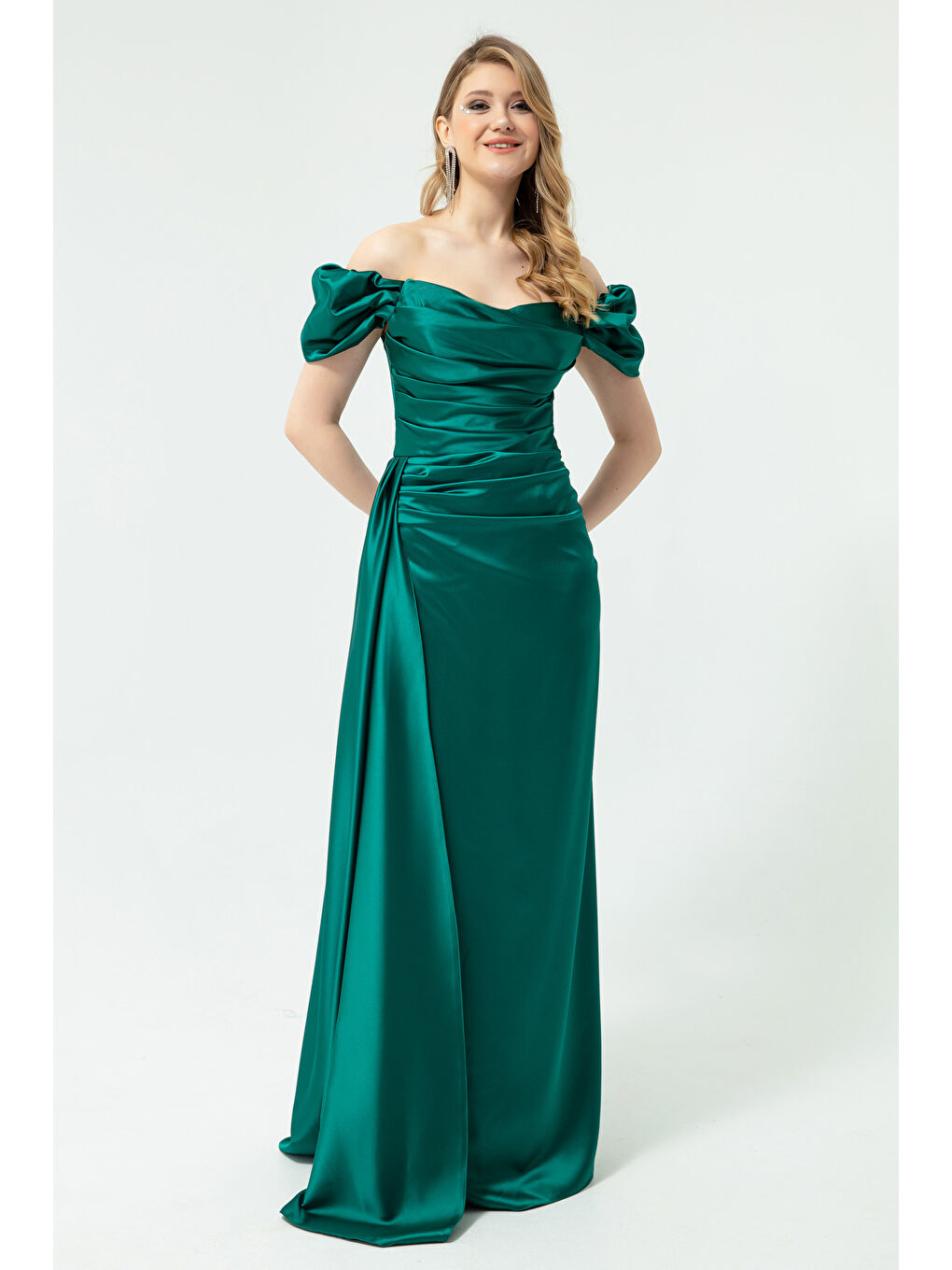 Kadın Zümrüt Yeşili Kayık Yaka Kuyruklu Uzun Saten Abiye & Mezuniyet Elbisesi