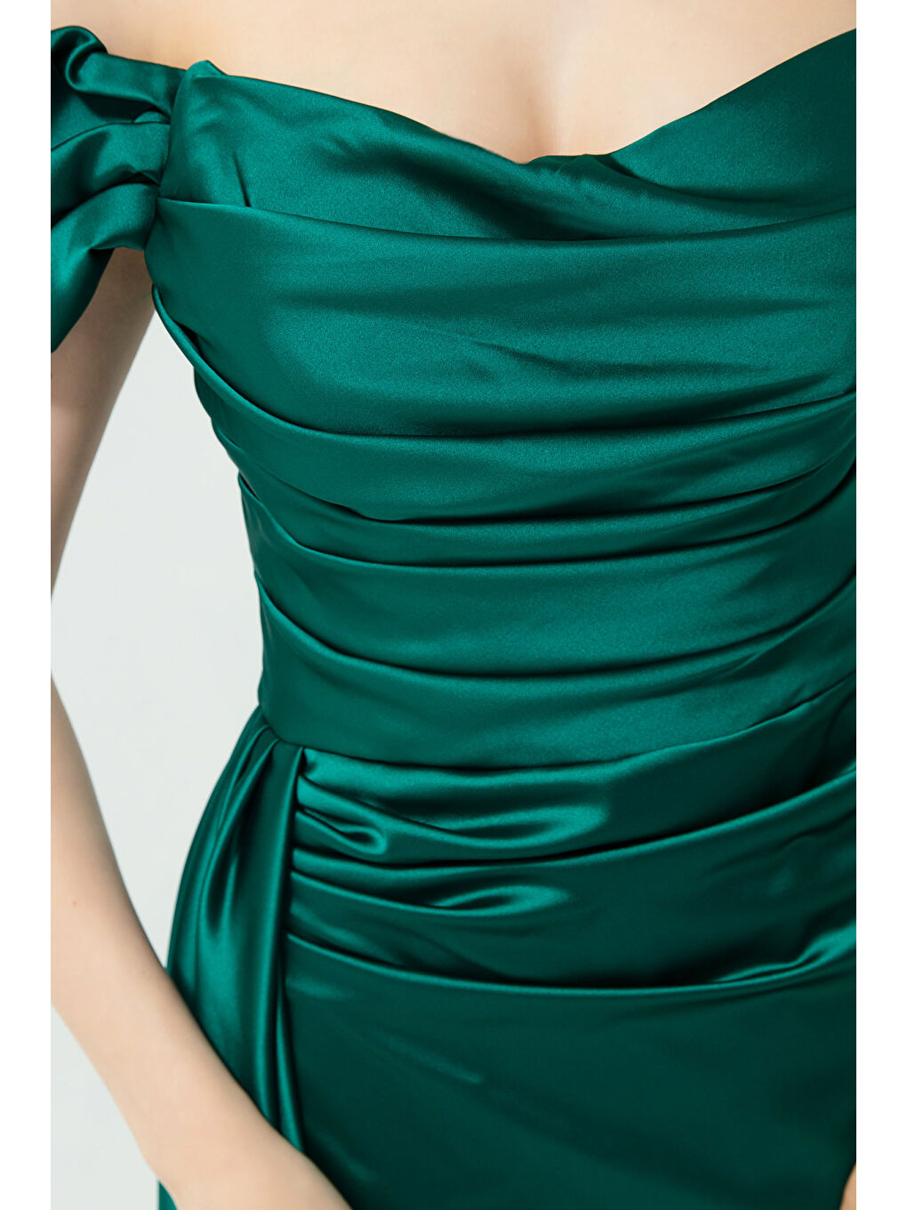 Kadın Zümrüt Yeşili Kayık Yaka Kuyruklu Uzun Saten Abiye & Mezuniyet Elbisesi-1