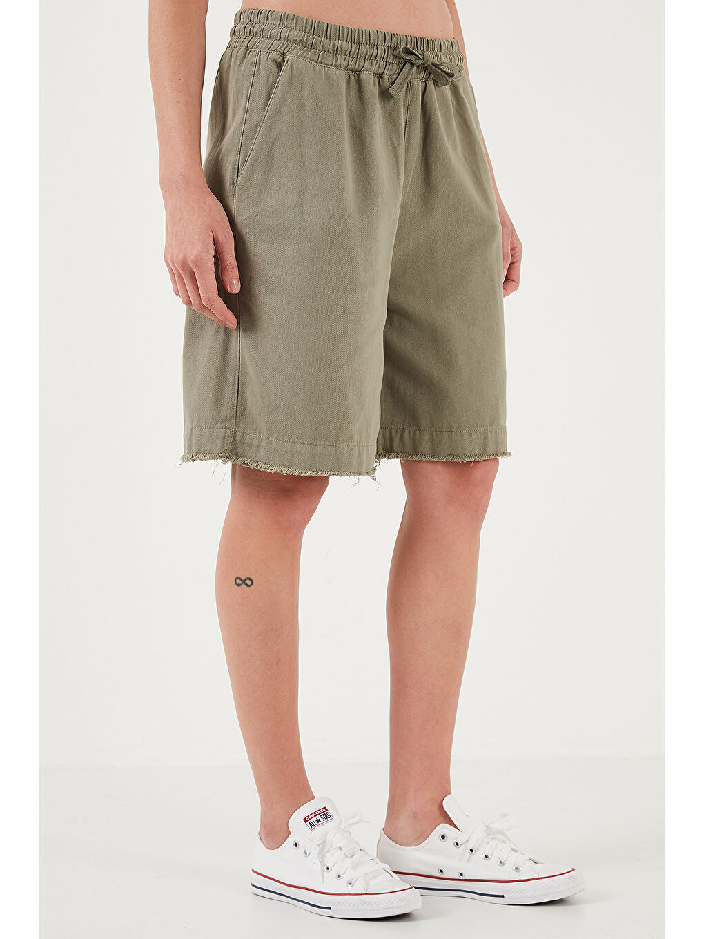 Haki Pamuklu Standart Fit Normal Bel Bağlamalı Cepli Şort 668Yp5326-1