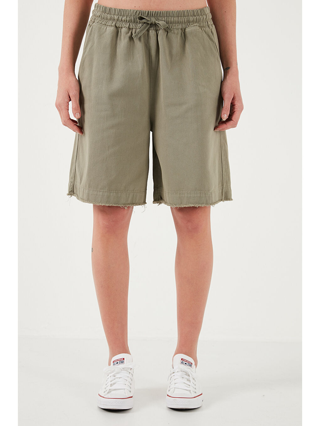 Haki Pamuklu Standart Fit Normal Bel Bağlamalı Cepli Şort 668Yp5326-2