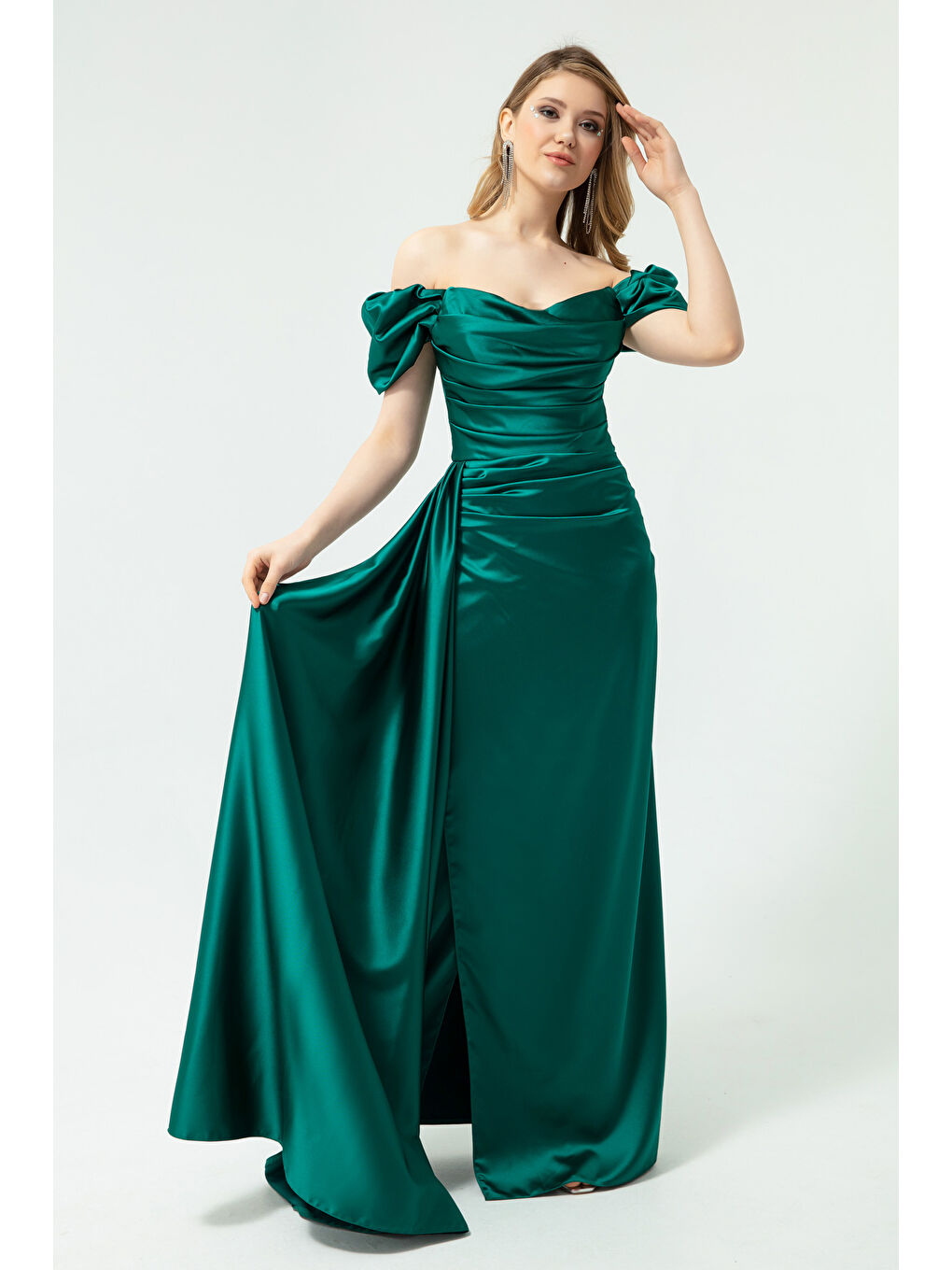 Kadın Zümrüt Yeşili Kayık Yaka Kuyruklu Uzun Saten Abiye & Mezuniyet Elbisesi-2